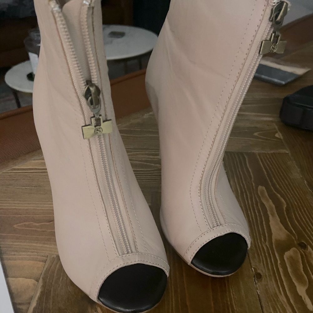 Skin leather booties